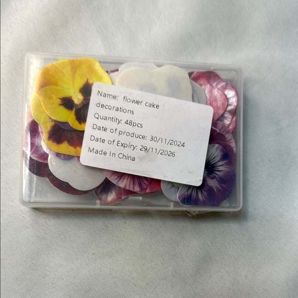 Pansy Floral Cake/ Cupcake Decorations- Melt in your mouth, Qty:50, NWT - Picture 1 of 6